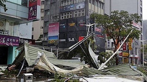 Siêu bão làm đổ cây và bay mái. Ảnh: Ảnh: AFP.