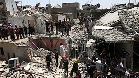 Hiện trường một vụ đánh bom xe ở tỉnh Đi-y-a-la, I-rắc. Ảnh TN