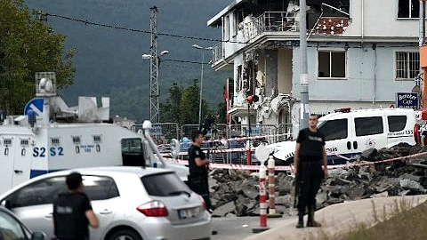 Hiện trường vụ tấn công nhằm vào trụ sở cảnh sát tại Ít-xtan-bun.Ảnh: AFP