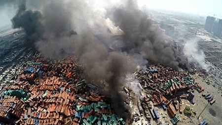 Cột khói bốc cao ở khu vực nhà kho hóa chất trong vụ nổ ở cảng Thiên Tân.