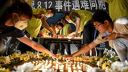 Người dân Trung Quốc tưởng niệm các nạn nhân thiệt mạng ở thành phố Thiên Tân.