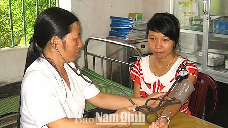 Khám bệnh cho người dân tại Trạm Y tế xã Nghĩa Thái (Nghĩa Hưng).
