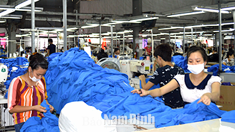 Cty CP Daum Jung An, xã Mỹ Hưng chuyên sản xuất, kinh doanh hàng may mặc xuất khẩu tạo việc làm cho gần 1.000 lao động. 