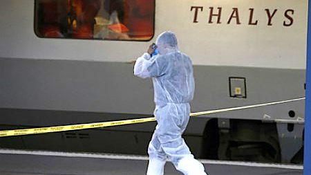 Cảnh sát điều tra tại hiện trường vụ xả súng trên tàu cao tốc Pháp. (Ảnh: Reuters)