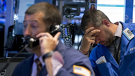 Các giao dịch viên trên Sàn giao dịch New York tỏ ra căng thẳng và mệt mỏi với việc giá cổ phiếu giảm ồ ạt Ảnh: Reuters