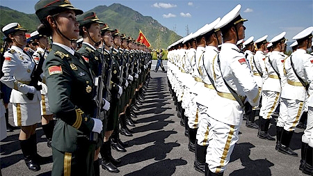 Binh sĩ Quân Giải phóng Nhân dân Trung Quốc tập luyện cho Lễ duyệt binh Kỷ niệm 70 năm kết thúc Chiến tranh Thế giới thứ hai. Ảnh: Reuters.