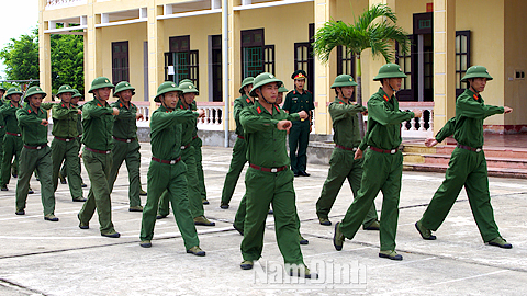 Lực lượng dự bị động viên huyện Nghĩa Hưng thực hành huấn luyện Điều lệnh đội ngũ.