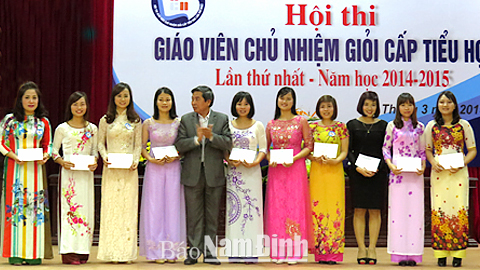 Những giáo viên chủ nhiệm tiêu biểu cấp tiểu học tham dự Hội thi Giáo viên chủ nhiệm giỏi toàn tỉnh lần thứ nhất.