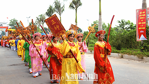 Nghi thức Rước trong lễ hội đền Lựu Phố, xã Mỹ Phúc (Mỹ Lộc) năm 2015.