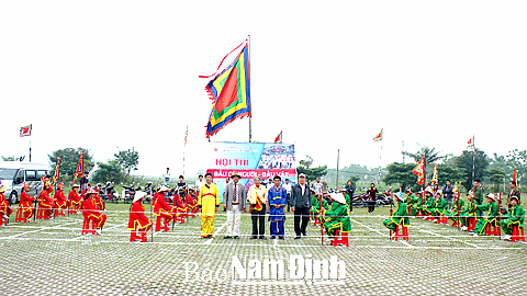 Thi đấu cờ người tại phủ Vân Cát trong Lễ hội Phủ Dầy năm 2015.