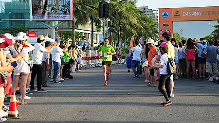 Đông đảo người dân cỗ vũ tinh thần cho các vận động viên.