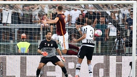  Dzeko (áo sẫm) ghi bàn thứ hai cho AS Roma. 