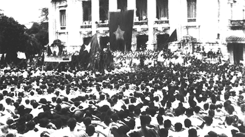 Nhân dân Hà Nội nổi dậy đánh chiếm Bắc Bộ phủ ngày 19-8-1945 (ảnh bên trái); Cuộc mít tinh phát động khởi nghĩa giành chính quyền do Mặt trận Việt Minh tổ chức tại Nhà hát lớn Hà Nội ngày 19-8-1945 (ảnh bên phải). Ảnh: TL