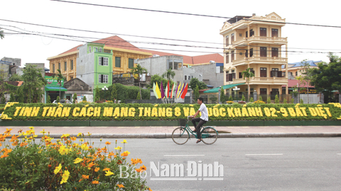  Khẩu hiệu kết bằng hoa trên đường Trần Tế Xương.