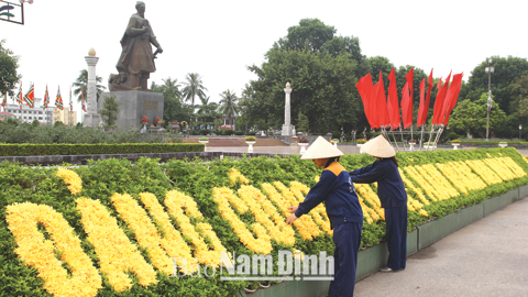 Pa nô trên đường Thành Chung (ảnh 1); Khẩu hiệu kết bằng hoa trên đường Trần Tế Xương (ảnh 2); Công nhân trang trí khẩu hiệu trước Tượng đài Trần Hưng Đạo (ảnh 3); Băng rôn, khẩu hiệu trên đường Nguyễn Du (ảnh 4); Nhân dân phố Bắc Ninh treo cờ chào mừng Tết Độc Lập (ảnh 5). Ảnh: Văn huỳnh