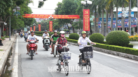 Pa nô trên đường Thành Chung (ảnh 1); Khẩu hiệu kết bằng hoa trên đường Trần Tế Xương (ảnh 2); Công nhân trang trí khẩu hiệu trước Tượng đài Trần Hưng Đạo (ảnh 3); Băng rôn, khẩu hiệu trên đường Nguyễn Du (ảnh 4); Nhân dân phố Bắc Ninh treo cờ chào mừng Tết Độc Lập (ảnh 5). Ảnh: Văn huỳnh