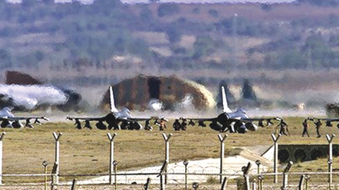 Chiến đấu cơ F-16 xếp hàng chuẩn bị cất cánh từ căn cứ không quân In-xi-lích (Thổ Nhĩ Kỳ). Ảnh: AFP