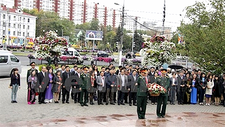 Đại sứ Việt Nam tại LB Nga Nguyễn Thanh Sơn dẫn đầu đoàn đại biểu đặt hoa tại Tượng đài Bác trên Quảng trường Hồ Chí Minh tại Moskva.