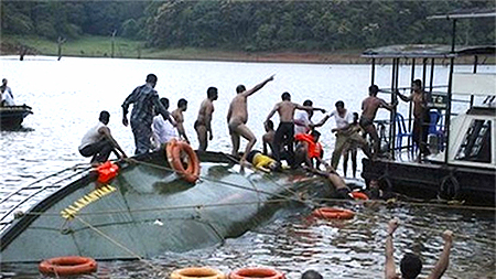 Hiện trường một vụ lật thuyền ở Malaysia. (Nguồn: AP)