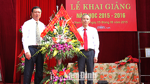 Đồng chí Đoàn Hồng Phong, Phó Bí thư Tỉnh ủy, Chủ tịch UBND tỉnh tặng lẵng hoa tươi thắm cho thầy và trò Trường THPT Nguyễn Khuyến (