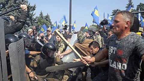Biểu tình biến thành bạo lực bên ngoài tòa nhà Quốc hội Ukraine ngày 31/8. Ảnh: AP