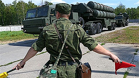 Một đơn vị tên lửa phòng không S-400 thuộc Quân khu Trung tâm tham gia tập trận.