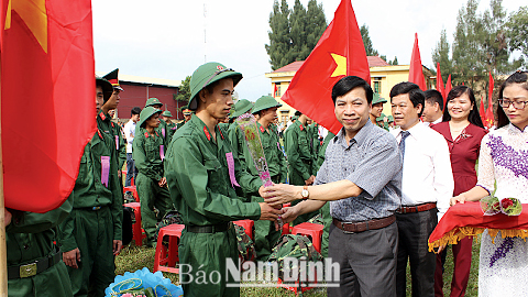 Đồng chí Trần Văn Chung, Phó Bí thư Thường trực Tỉnh ủy, Chủ tịch HĐND tỉnh, tặng hoa, động viên tân binh huyện Mỹ Lộc 