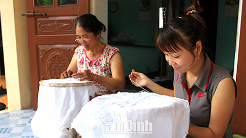 Sản xuất các sản phẩm thêu ren truyền thống tại cơ sở của ông Phan Văn Phùng, thôn Trung, xã Yên Trung.