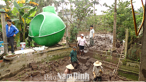 Lắp đặt công trình khí sinh học, góp phần BVMT tại xã Hải Lộc (Hải Hậu).