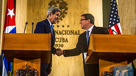  Bộ trưởng Ngoại giao Mỹ John Kerry (bên trái) và người đồng cấp Cuba Bruno Rodriguez tại cuộc họp báo chung ở Havana, Cuba, ngày 14-8-2015. (Ảnh: Tân Hoa xã) 