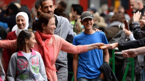 Một gia đình tỵ nạn trên đường từ Đan Mạch đến Thụy Điển. Ảnh AP