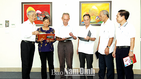 Hội viên Hội đồng hương Nghệ Tĩnh tại Nam Định gặp gỡ, thăm hỏi động viên nhau xây dựng và phát triển Hội ngày một vững mạnh.