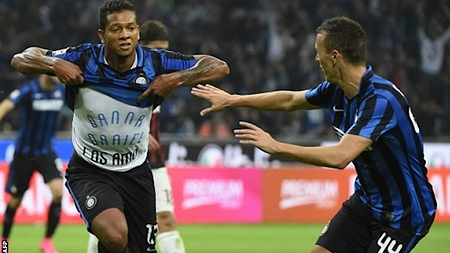  Guarin (trái) ghi bàn duy nhất cho Inter Milan. 