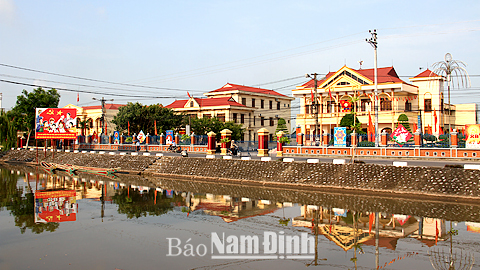 Khu trung tâm huyện Nghĩa Hưng được trang hoàng rực rỡ chào mừng Đại hội Đảng bộ tỉnh lần thứ XIX.