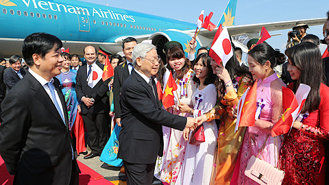 Cán bộ, nhân viên Đại sứ quán cùng đại diện Việt kiều và lưu học sinh Việt Nam đón Tổng Bí thư Nguyễn Phú Trọng tại sân bay Ha-nê-đa.