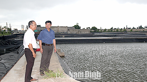 Cán bộ Hội CTĐ xã Giao Xuân tuyên truyền công tác bảo vệ rừng gắn với phát triển sản xuất tới từng hộ dân. 