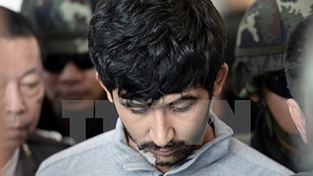 Một nghi phạm bị áp giải tới trụ sở cơ quan cảnh sát ở Bangkok để thẩm vấn ngày 7-9. (Nguồn: AFP/TTXVN)