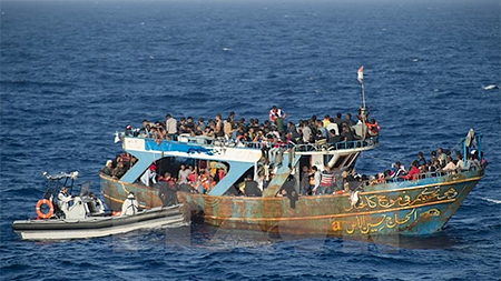 Giải cứu người di cư trên biển Địa Trung Hải. Ảnh: TTXVN.