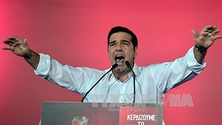 Cựu Thủ tướng Hy Lạp Alexis Tsipras vận động tranh cử cho đảng Syriza tại thủ đô Athens ngày 18-9. Ảnh: TTXVN.