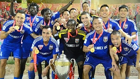  Đội Becamex Bình Dương nhận Cúp vô địch V-League 2015 trên sân Cao Lãnh. 