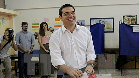 Cựu Thủ tướng Hy Lạp Alexis Tsipras bỏ phiếu tại điểm bầu cử ở thủ đô Athens ngày 20-9. (Nguồn: Reuters/TTXVN).