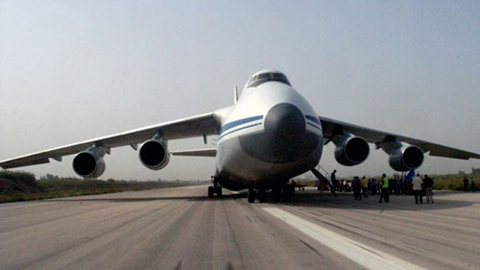 Máy bay vận tải của Nga chở hàng tiếp tế tới Syria. Ảnh: Reuters