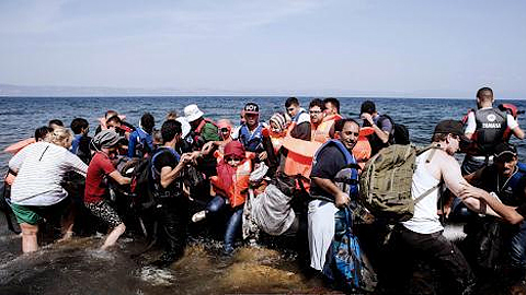 Người di cư tới bãi biển Eftalou trên đảo Lesbos của Hy Lạp sau khi vượt biển Aegean từ Thổ Nhĩ Kỳ ngày 21/9. Ảnh: AFP/TTXVN