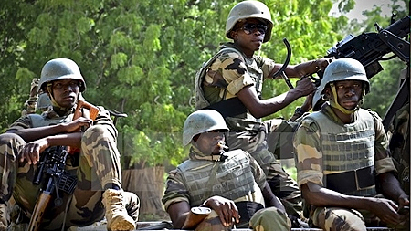 Binh sĩ Nigeria gác bên ngoài một hội nghị cấp cao bàn về chiến lược chống Boko Haram, tại thành phố Diffa ngày 3-9. (Ảnh: Reuter/TTXVN)
