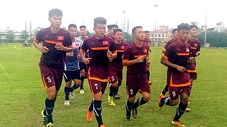  Các cầu thủ U19 Việt Nam tập luyện thể lực chuẩn bị cho Vòng loại U19 châu Á 2016 diễn ra tại Myanmar. (ảnh: VFF) 