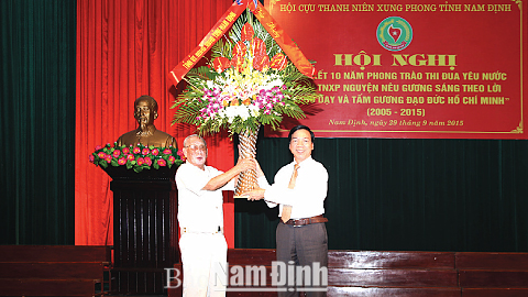 Đồng chí Trần Văn Chung, Phó Bí thư Tỉnh ủy, Chủ tịch HĐND tỉnh tặng lẵng hoa chúc mừng hội nghị.