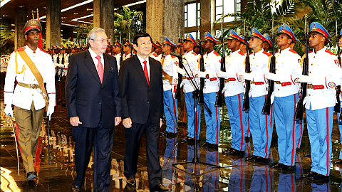 Chủ tịch nước Trương Tấn Sang và Chủ tịch nước Cu-ba Ra-un Cát-xtơ-rô Ru-dơ duyệt đội danh dự.