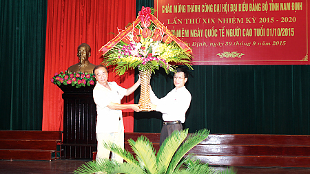 Đồng chí Phạm Đình Nghị, Phó Bí thư Tỉnh ủy, Bí thư Thành ủy Nam Định tặng hoa chúc mừng CLB Thiên Trường.