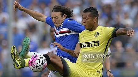  Hai đội Sampdoria (áo xanh) và Inter Milan chia điểm. 