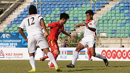  Thanh Hậu trong vòng vây của các cầu thủ U19 Đông Timor. (ảnh: Liên đoàn Bóng đá Việt Nam) 